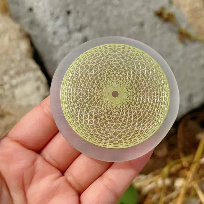 Plaque de Recharge en Sélénite Naturelle avec Symbole Om Arbre de Vie Géométrie Sacrée Dorée pour la Purification des Cristaux et la Guérison Énergétique