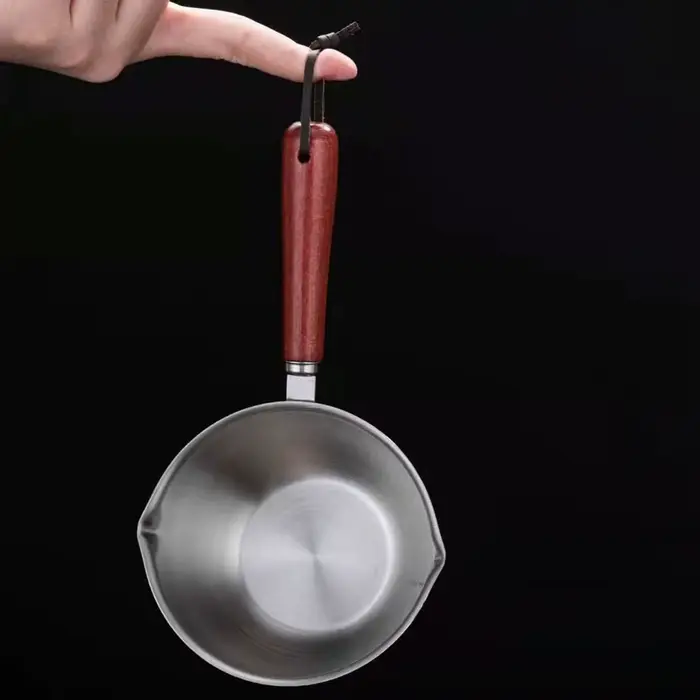 Petit pot d'arrosage d'huile en acier inoxydable avec manche en bois