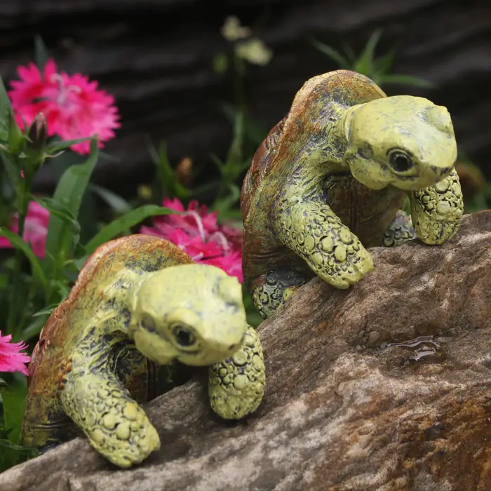 Statue de tortue grimpante vintage en résine
