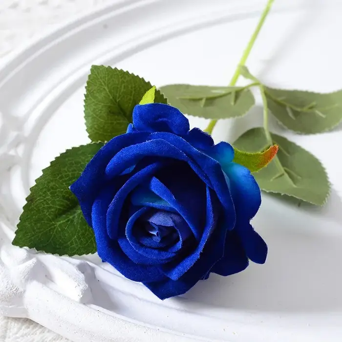 Roses artificielles en velours de soie avec longues tiges
