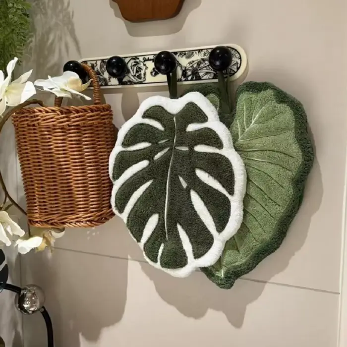 Serviette de toilette en forme de feuilles de plantes vertes