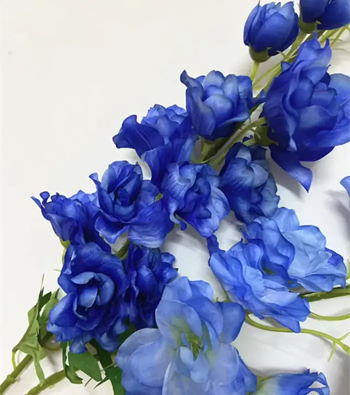 Une branche de fleur de Delphinium artificielle couleur bleue plante
