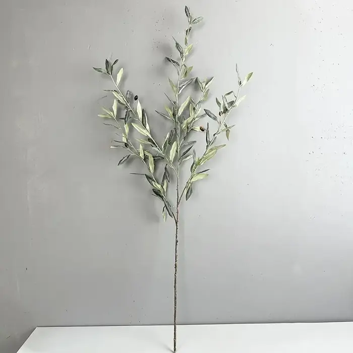 Branche d'olivier artificielle en plastique, réaliste avec fruits, feuilles d'olivier simulées, plan