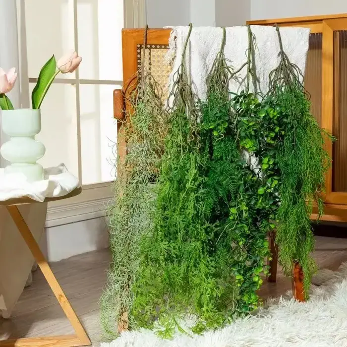 Plante verte suspendue artificielle en rotin