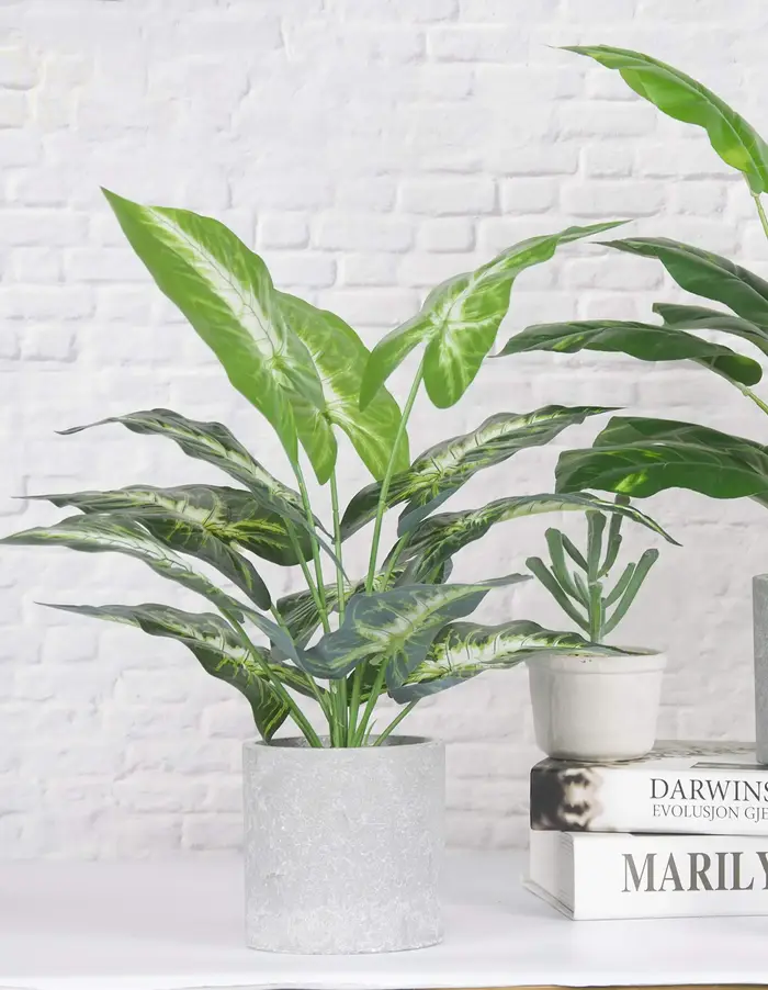 Petites fausses plantes artificielles en pot