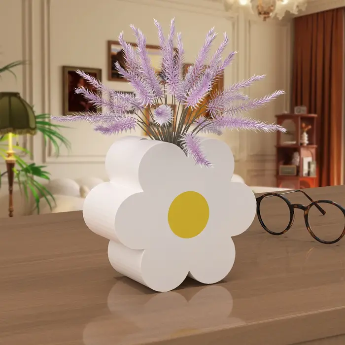 Le petit vase fleuri est durable et n'est pas facile à casser