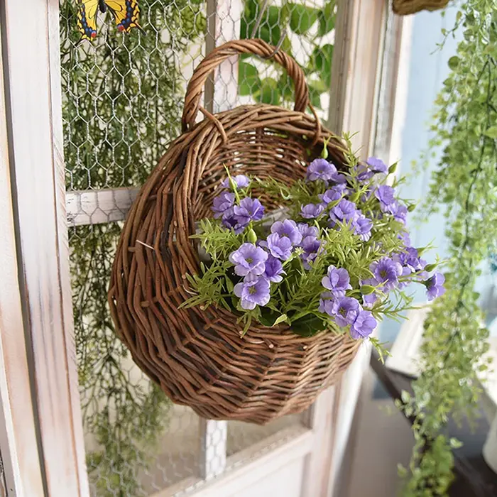 User inière de fleurs en rotin faite à la main pour la décoration intérieure