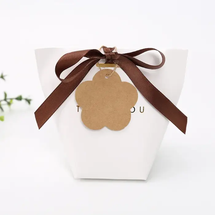 Étiquettes en papier kraft blanc en forme de fleur