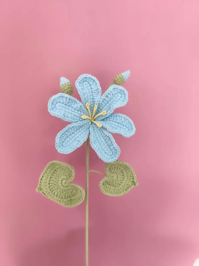 Une fleur tissée à la main