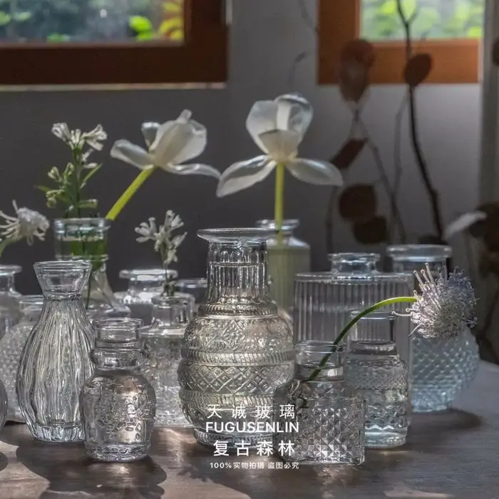Vase en verre rétro français en relief