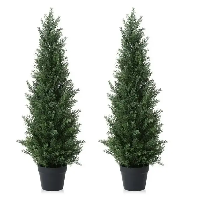 Les pins simulés et des cyprès sont des décorations de jardin de Noël populaires et les plus vendues