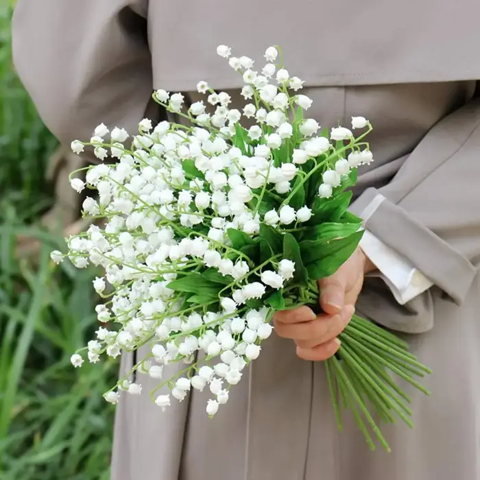 Bouquet de fleurs artificielles de lys blancs du val