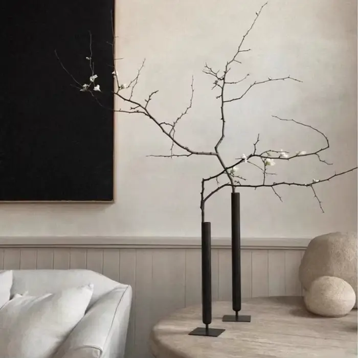 Vases à fleurs en métal
