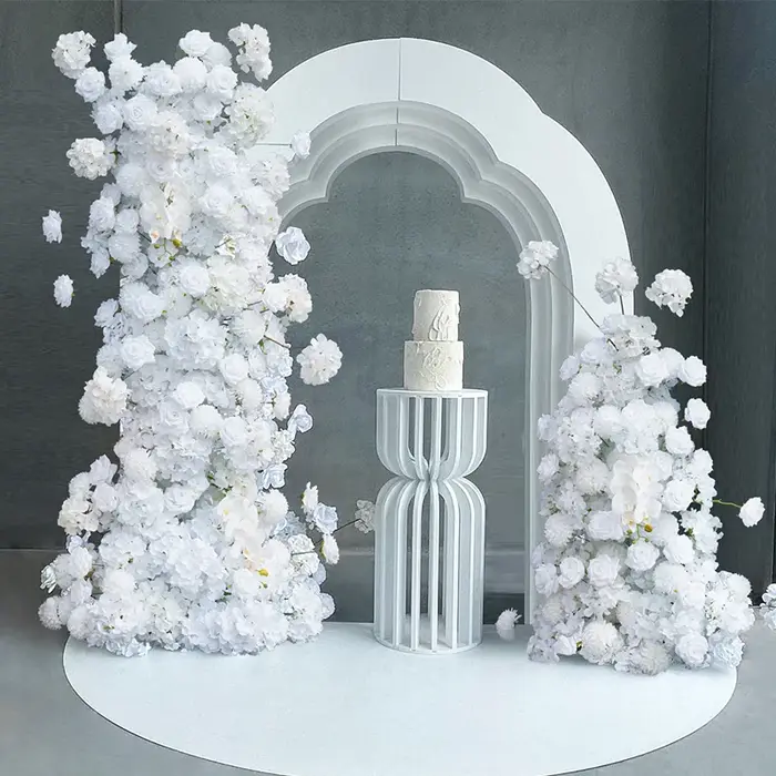 Chemin de pompons de Rose blanc pur
