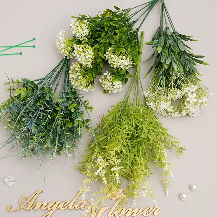 Plante verte artificielle avec feuilles d'eucalyptus