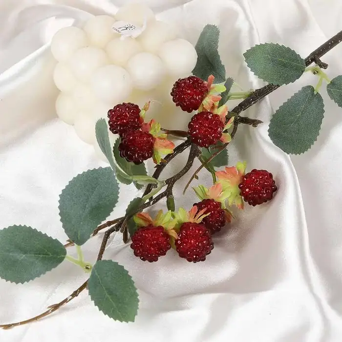 Plante artificielle de framboise rouge élégante