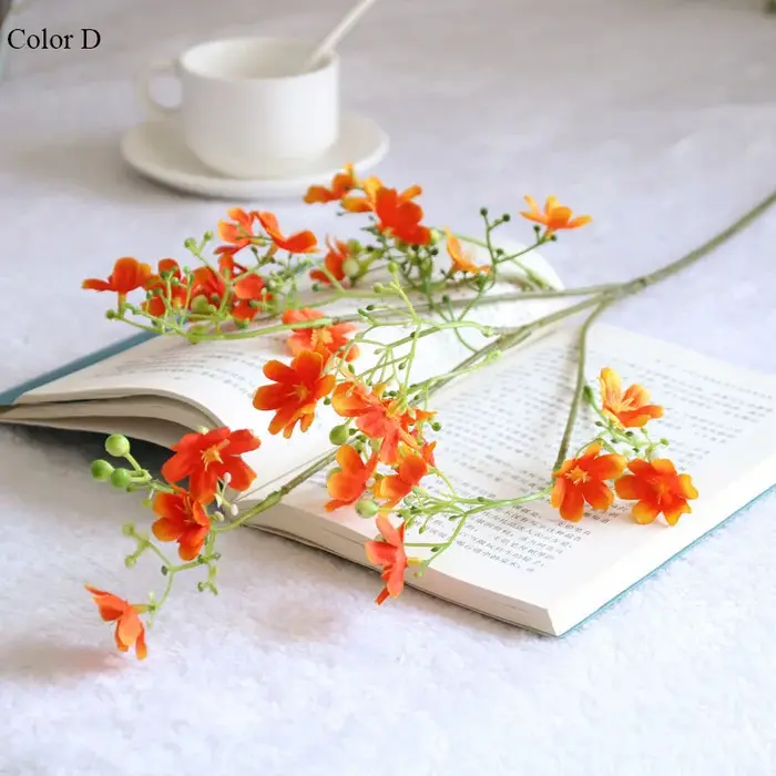 Belles petites fleurs artificielles lilas