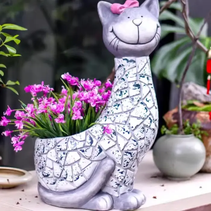 Pot de fleur en forme de chat en plein air