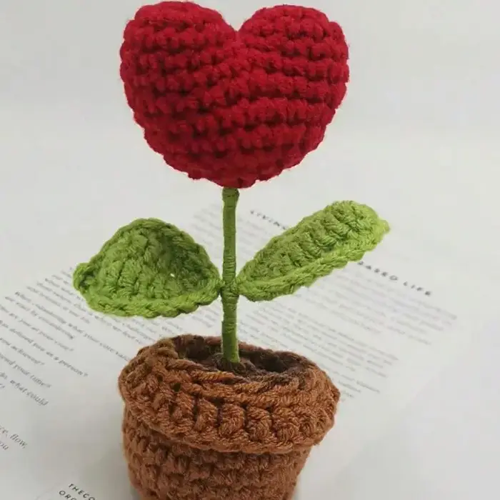 Petite plante en pot tissée à crochet