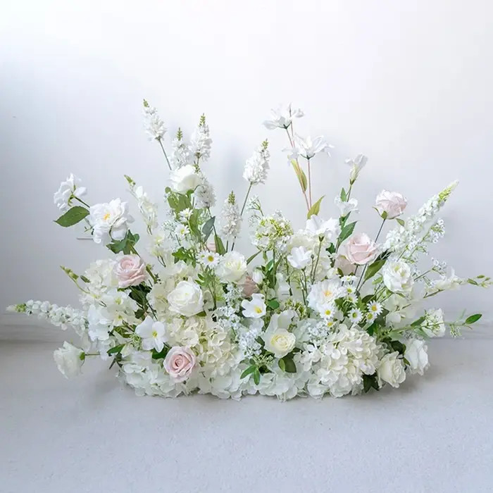 Composition florale au sol de roses blanches, accessoires de mariage en extérieur, décoration de fêt