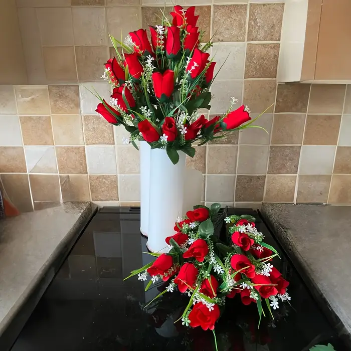 Roses artificielles pour tombes - Fleurs commémoratives extérieures vibrantes et résistantes aux intempéries avec vase - Parfaites pour les tributs funéraires