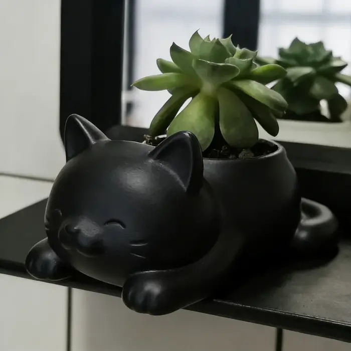 1 pot de fleurs en forme de chat couché de style dessin animé