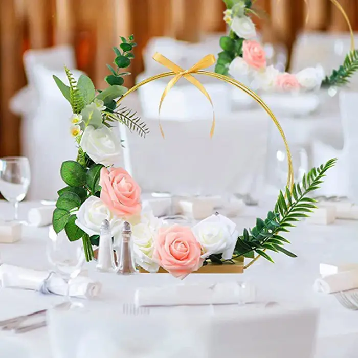 Pièce maîtresse de cerceau floral en métal avec support en bois