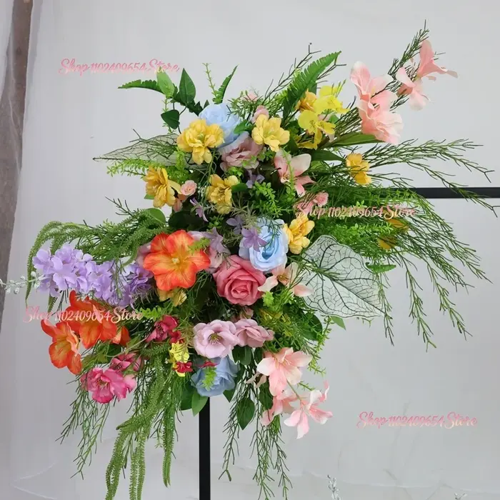 Décoration florale de luxe pour mariage : rangée de plantes vertes