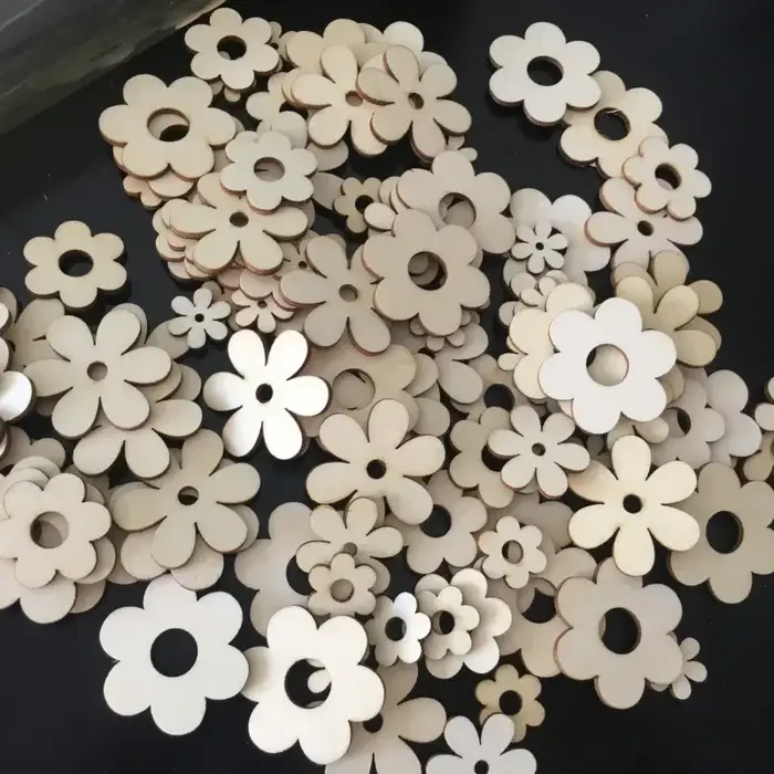Ornements de fleurs en bois avec trou