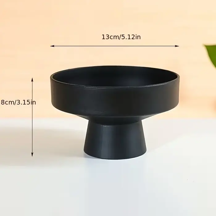 Pot de fleurs noir minimaliste moderne avec base large et peu profonde et pieds hauts pour la décoration du jardin domestique