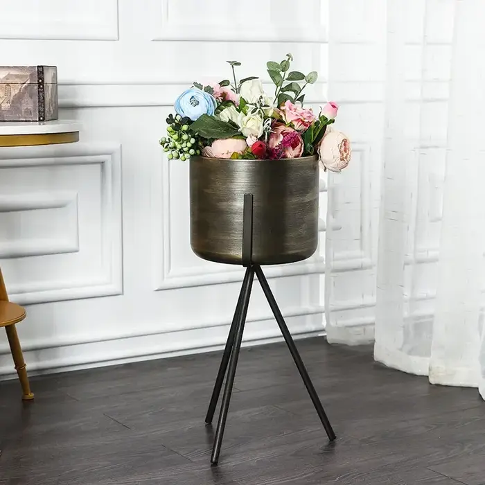 Support de fleurs triangulaire en métal Vintage, trépied de sol Simple avec jardinière pour salons de fleurs, panier décoratif, vente en gros