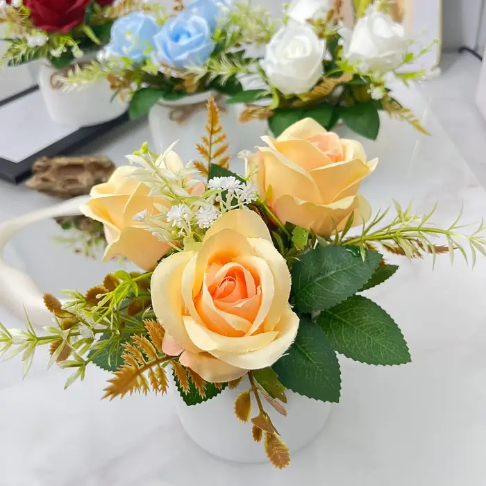 3 roses artificielles, plantes en pot