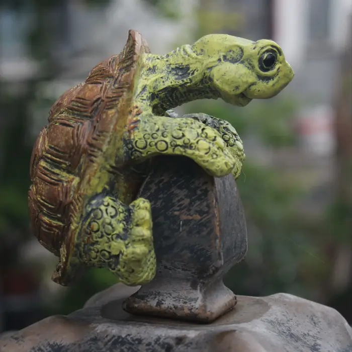Statue de tortue grimpante vintage en résine