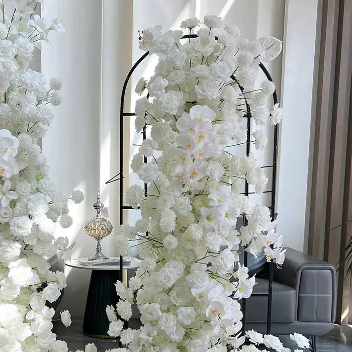 Arrangement floral 5D en pompons de roses et orchidées blanches pour arche de mariage