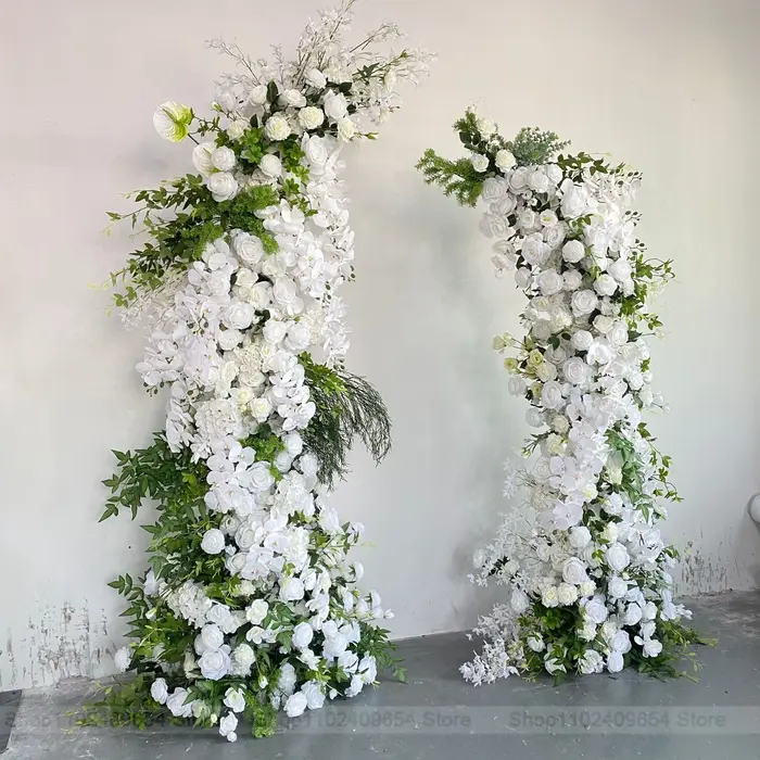 Décoration florale de mariage avec rangée de roses blanches et feuilles vertes