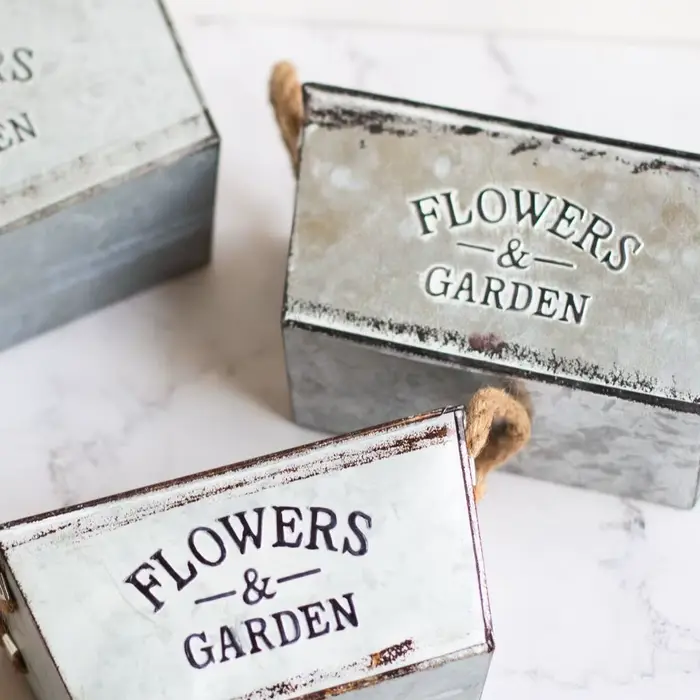 Pots de fleurs en fer galvanisé