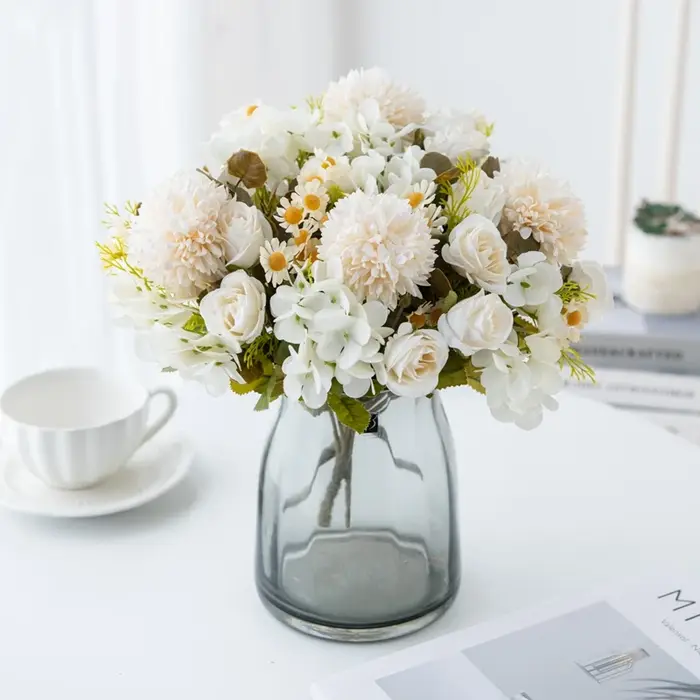 Combinaison de fleurs artificielles