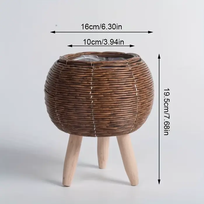 Charmante jardinière en rotin rustique avec pieds en bois