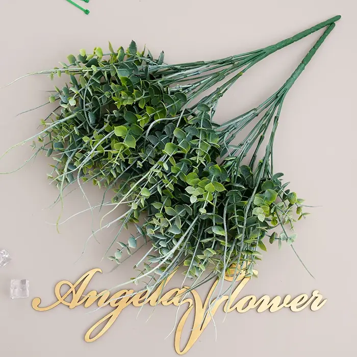 Plante verte artificielle avec feuilles d'eucalyptus