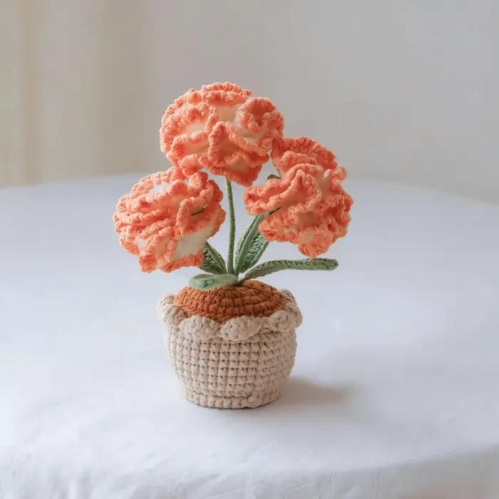 Plante en pot de carnations en laine crochetée à la main