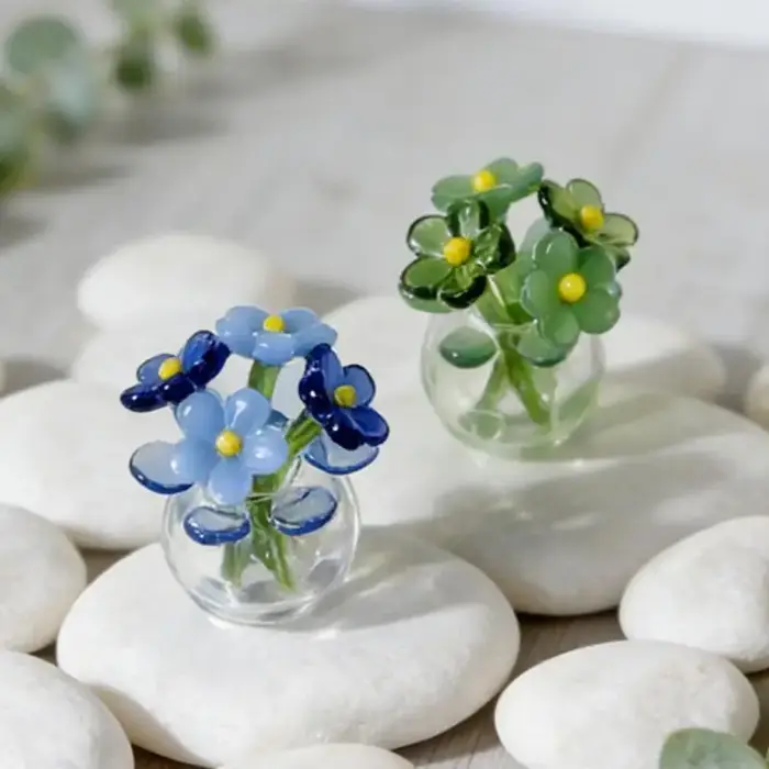 Décoration florale en verre