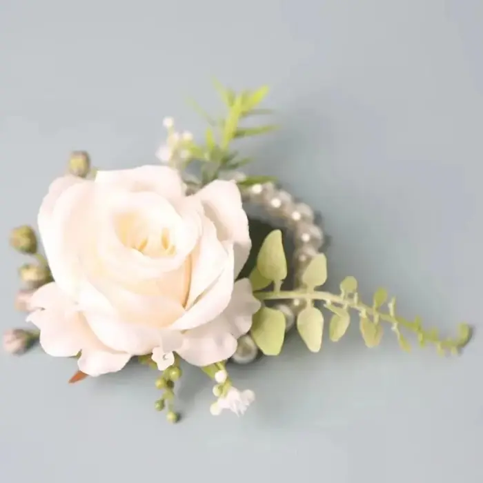 Élégantes fleurs artificielles pour boutonnière de marié et corsage de poignet pour costume de mariage