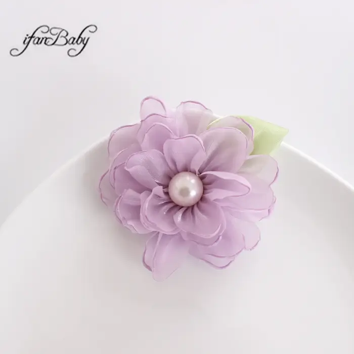 Fleurs en tissu avec centre perlé