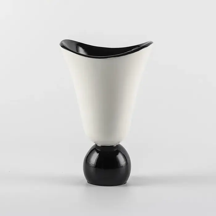 Vase décoratif d'art moderne