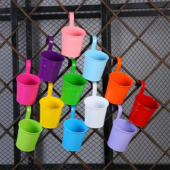 Pots de fleurs en métal avec trous de proximité