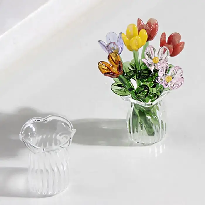 Bouquet de fleurs en verre avec vase