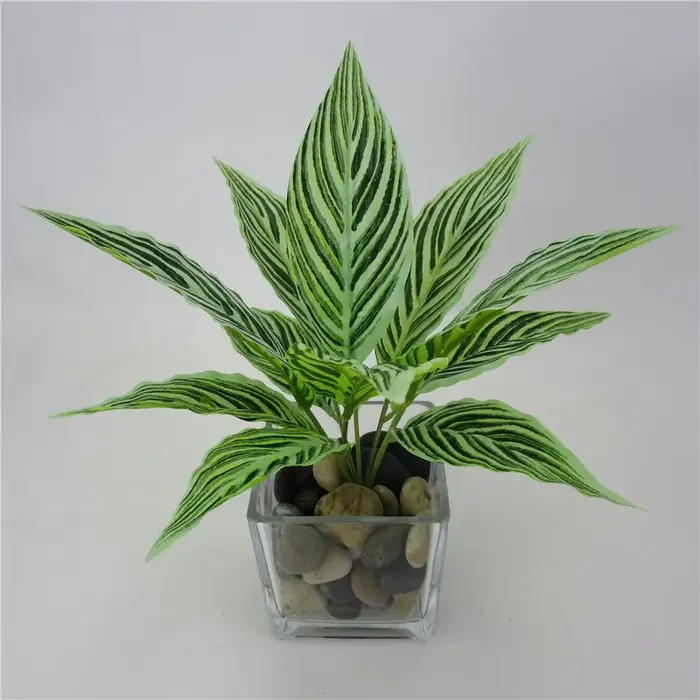 Plante verte artificielle en plastique