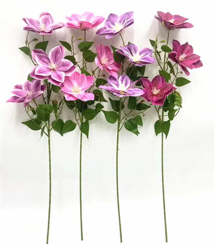 Une branche de fleur de clématites artificielle