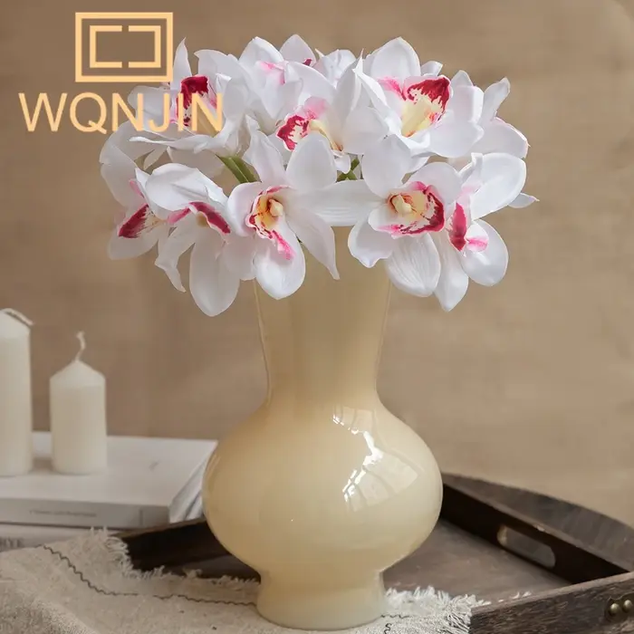 Nouveaux vases d'orchidées papillon d'automne