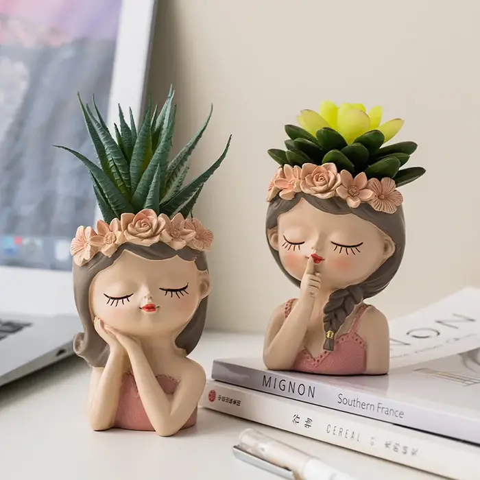 Pot de fleur de fille mignonne pour plantes succulentes